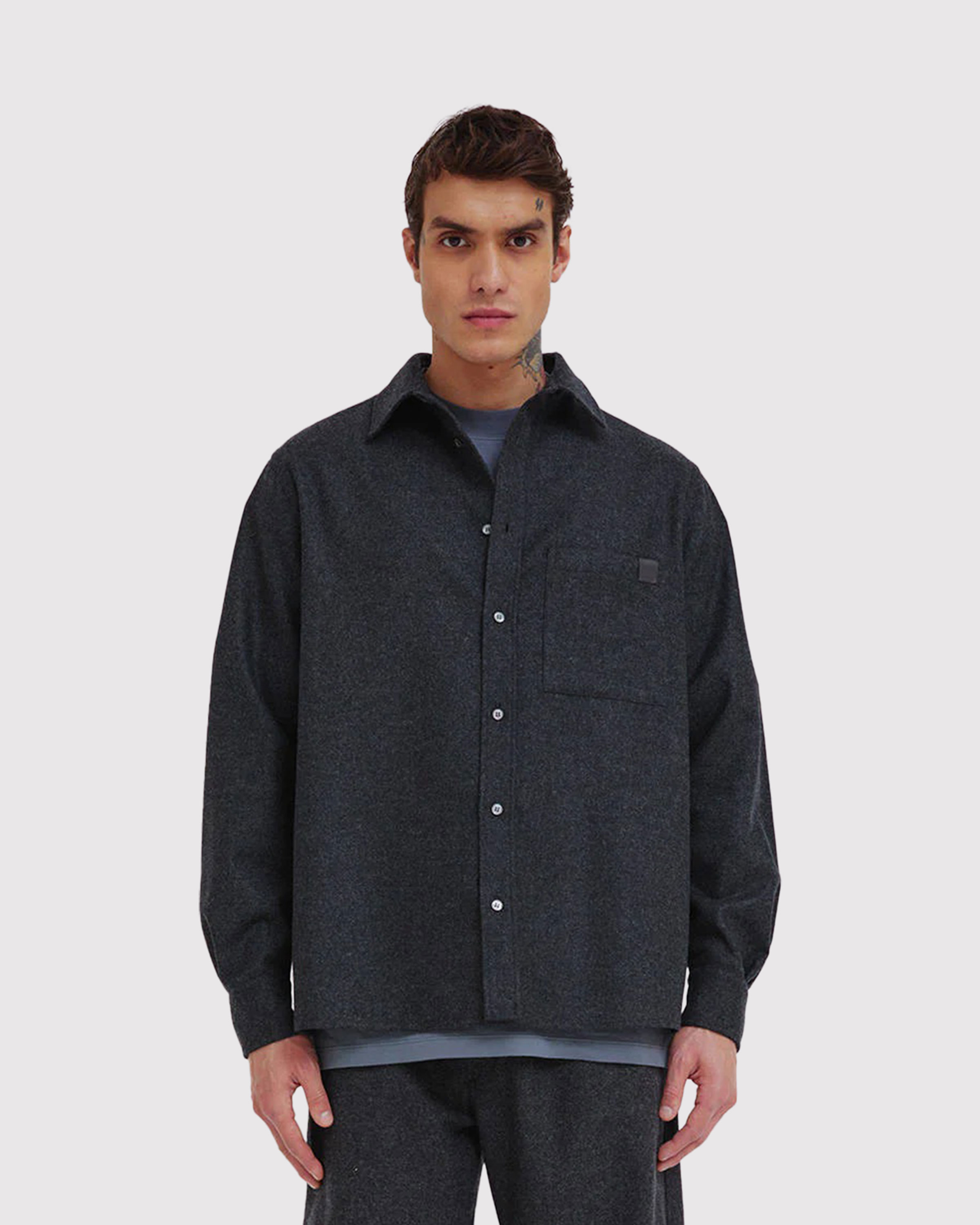 Long-sleeve shirt with tailored