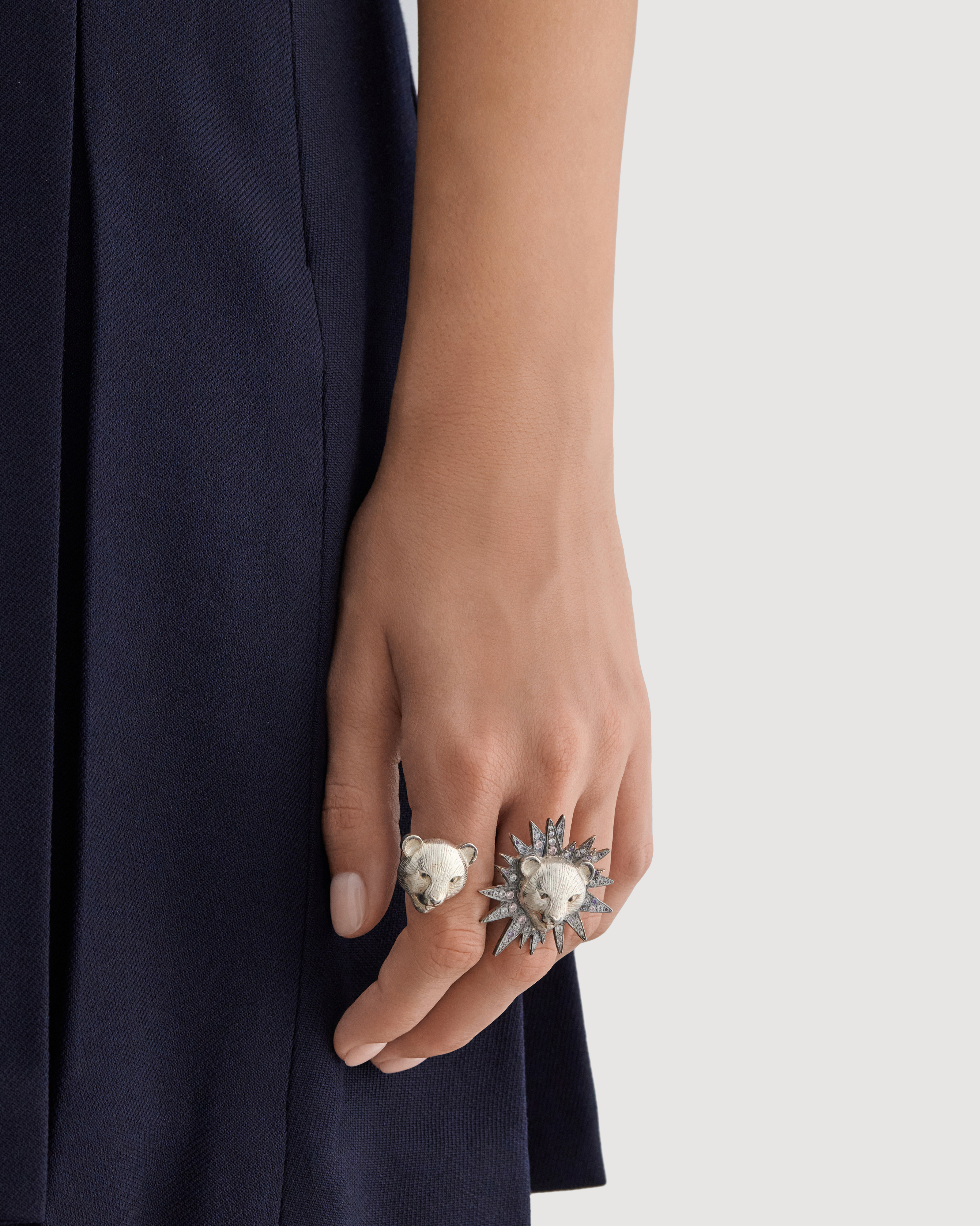 Leo ring